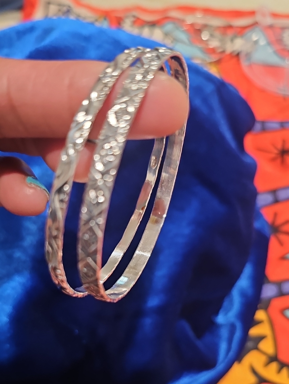 Ladies Size 8,  925 Sterling Silver Engraved Bangle Set Of Two New & Very Pretty - Picture 3 of 8
